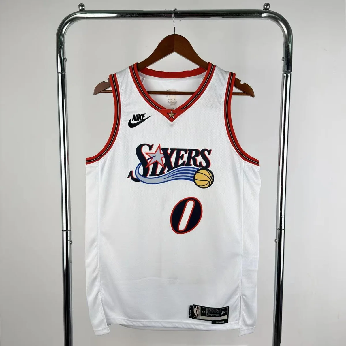 Camisola NBA Philadelphia 76ers Classic Edition Branca 2025/26 - Tyrese Maxey #0 - Vista 3