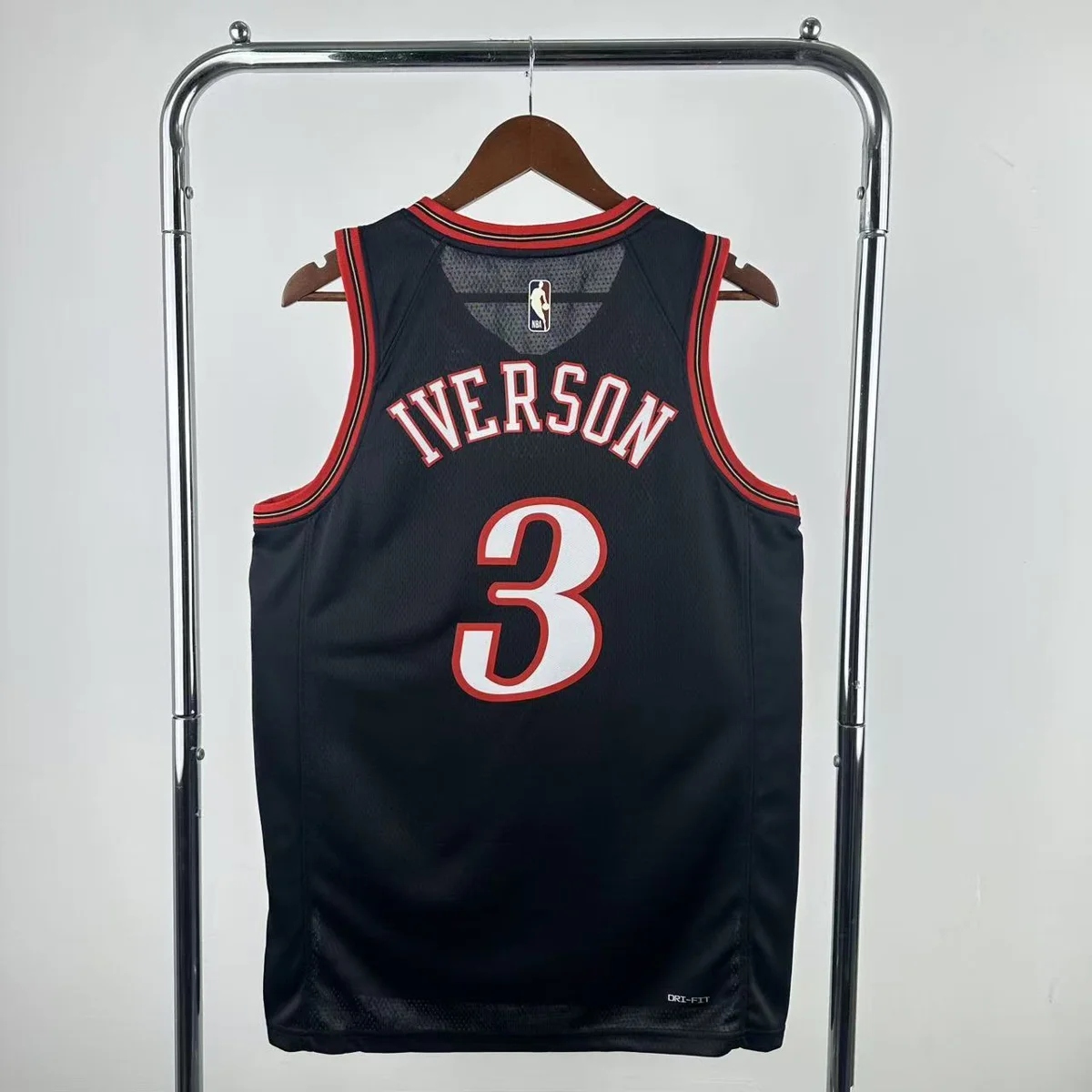 Camisola NBA Philadelphia 76ers Classic Edition Preta 2025/26 - Allen Iverson #3 - Vista 1