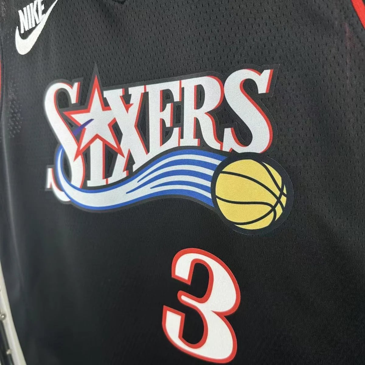 Camisola NBA Philadelphia 76ers Classic Edition Preta 2025/26 - Allen Iverson #3 - Vista 3