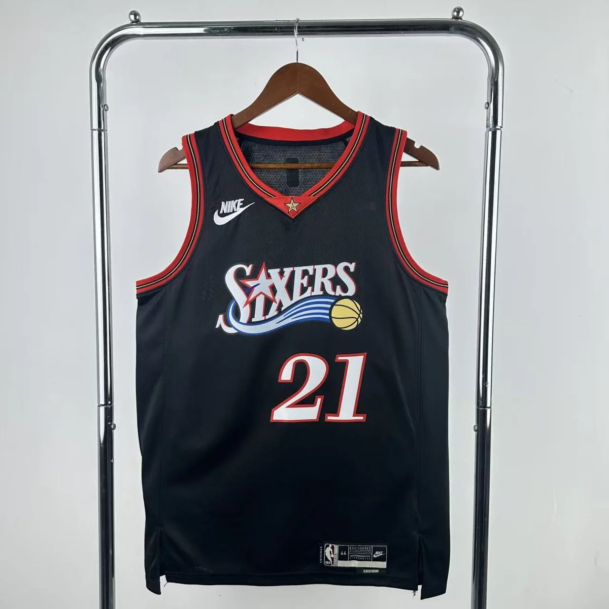 Camisola NBA Philadelphia 76ers Classic Edition Preta 2025/26 - Joel Embiid #21 - Vista 2
