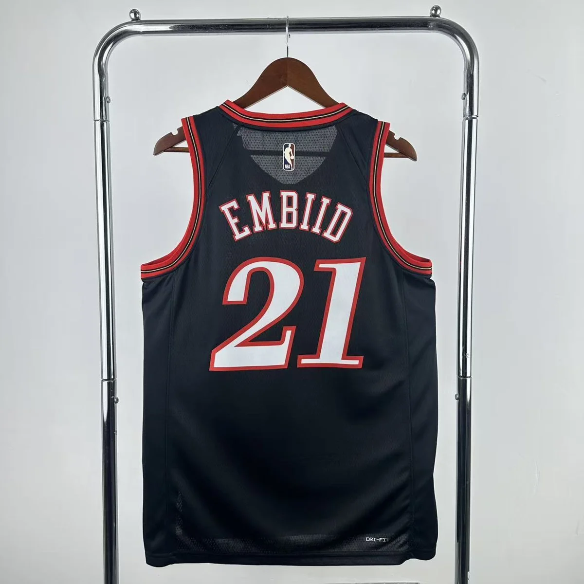 Camisola NBA Philadelphia 76ers Classic Edition Preta 2025/26 - Joel Embiid #21 - Vista 1