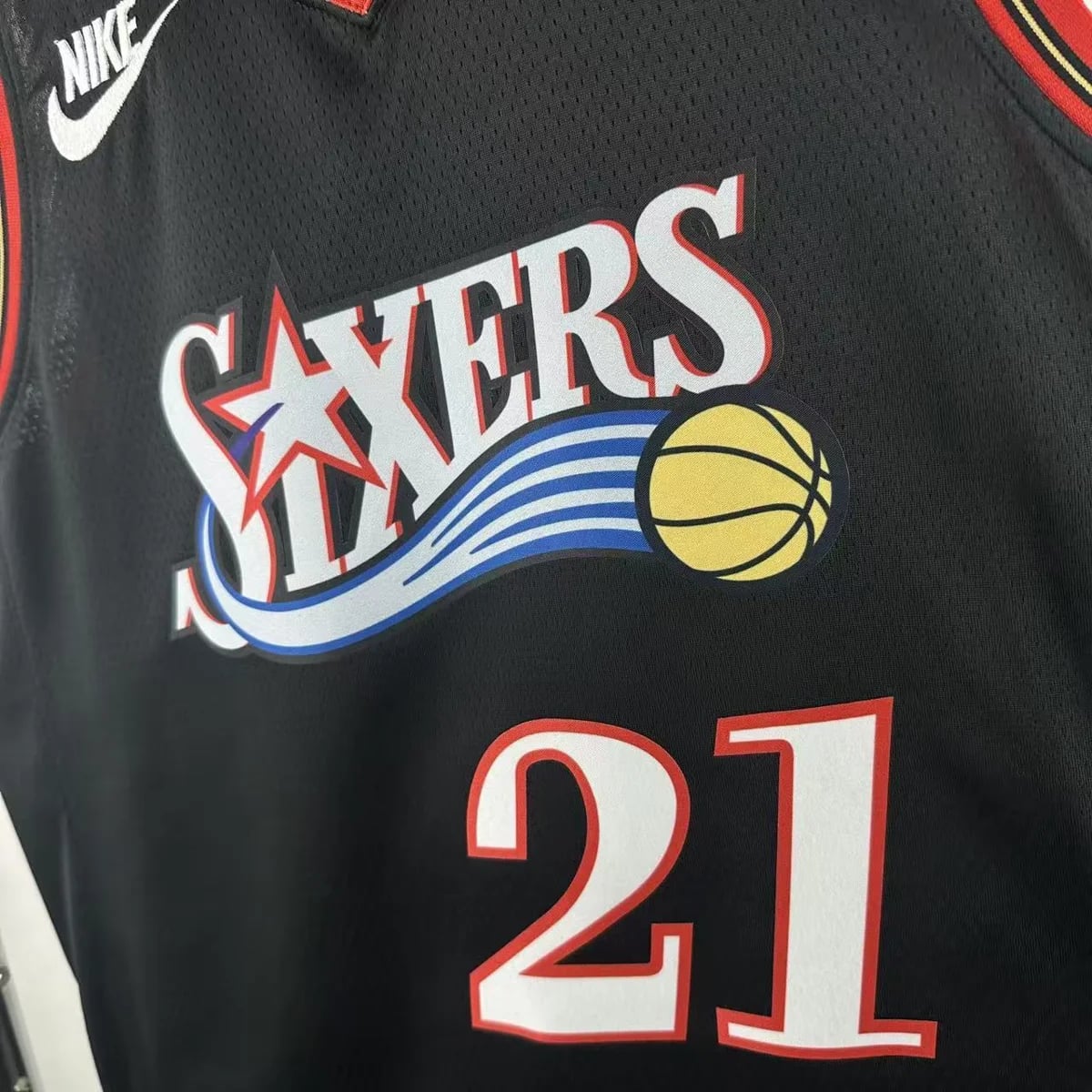 Camisola NBA Philadelphia 76ers Classic Edition Preta 2025/26 - Joel Embiid #21 - Vista 3
