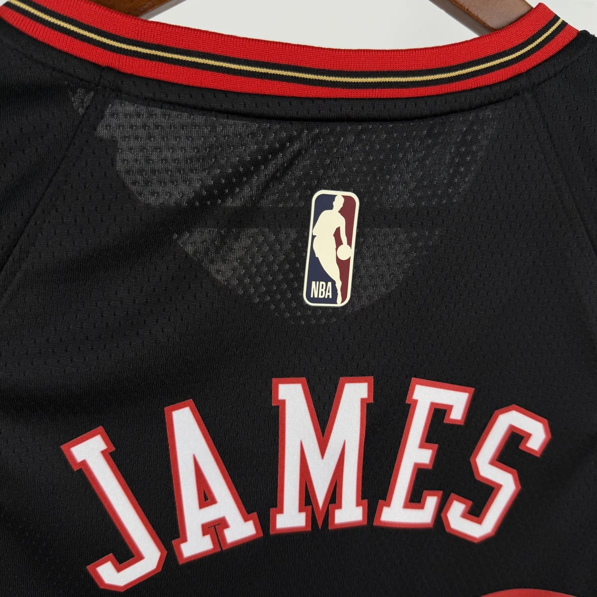 Camisola NBA Philadelphia 76ers Classic Edition Preta 2025/26 - LeBron James #23 - Vista 3