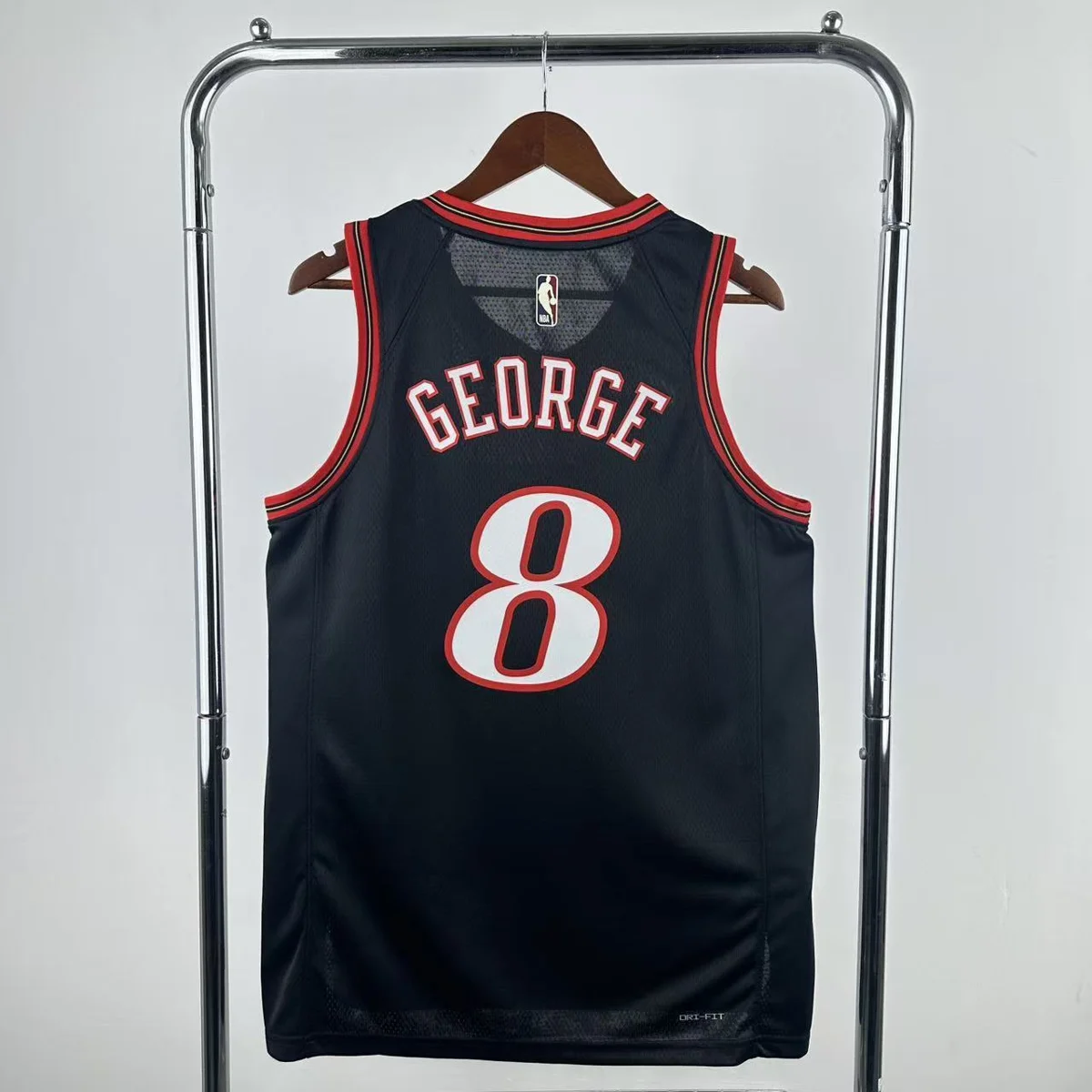 Camisola NBA Philadelphia 76ers Classic Edition Preta 2025/26 - Paul George #8 - Vista 1