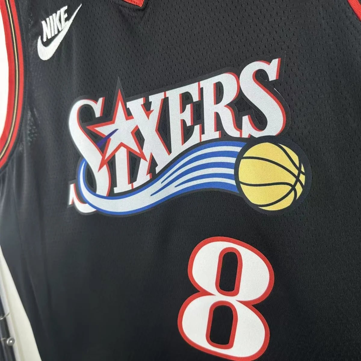 Camisola NBA Philadelphia 76ers Classic Edition Preta 2025/26 - Paul George #8 - Vista 3