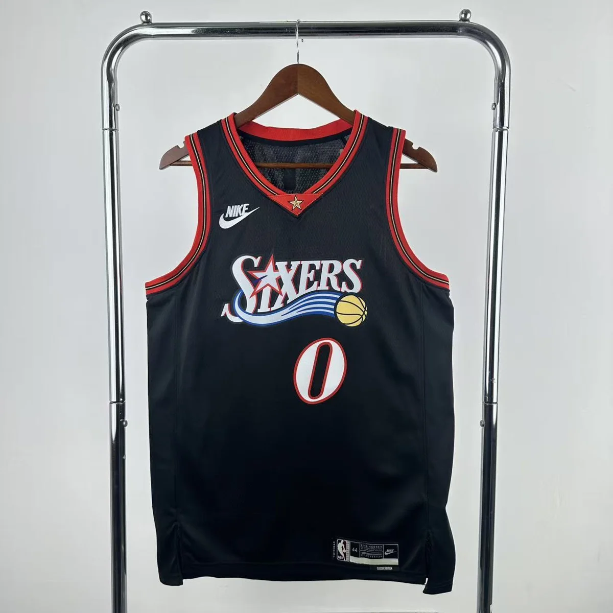 Camisola NBA Philadelphia 76ers Classic Edition Preta 2025/26 - Tyrese Maxey #0 - Vista 2