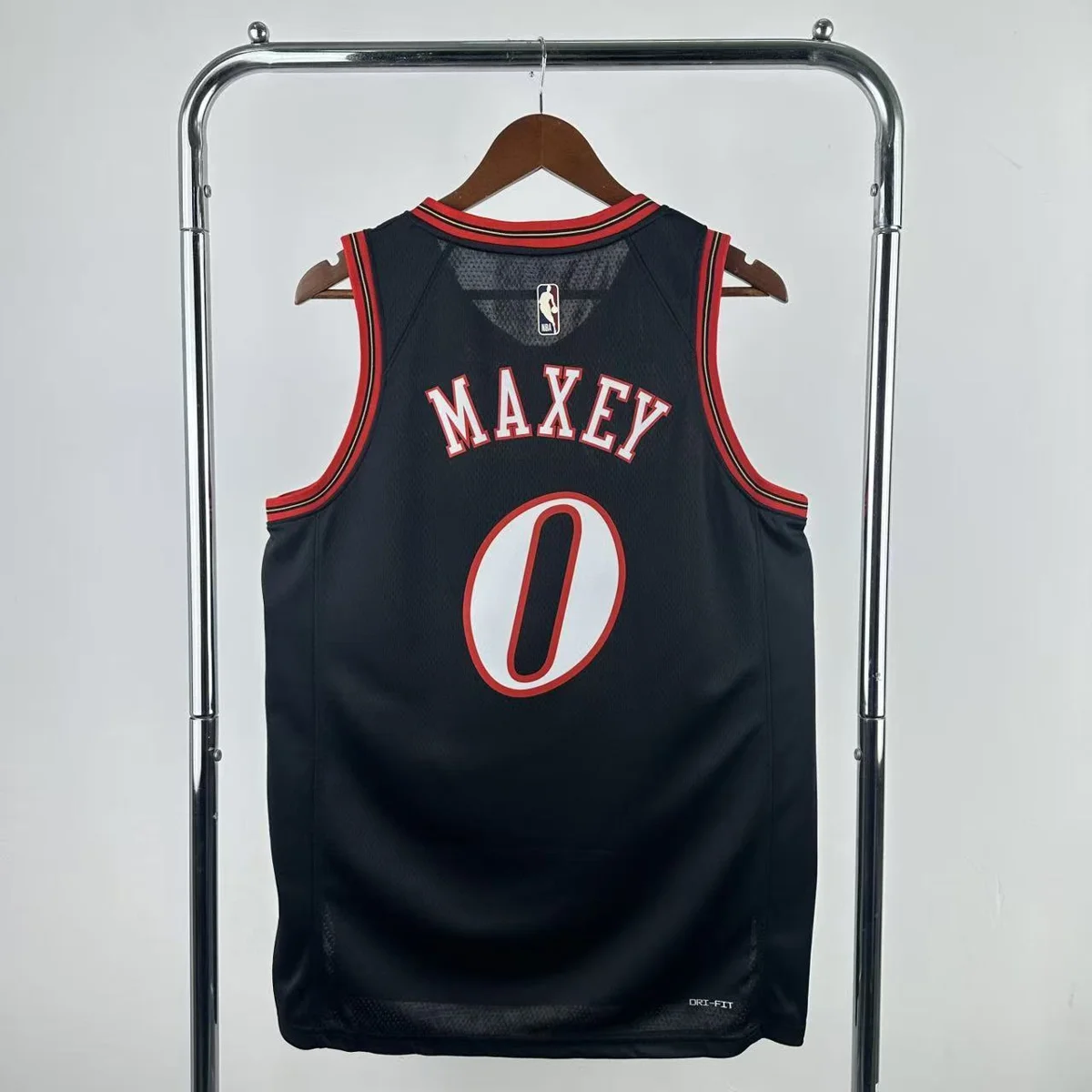 Camisola NBA Philadelphia 76ers Classic Edition Preta 2025/26 - Tyrese Maxey #0 - Vista 1