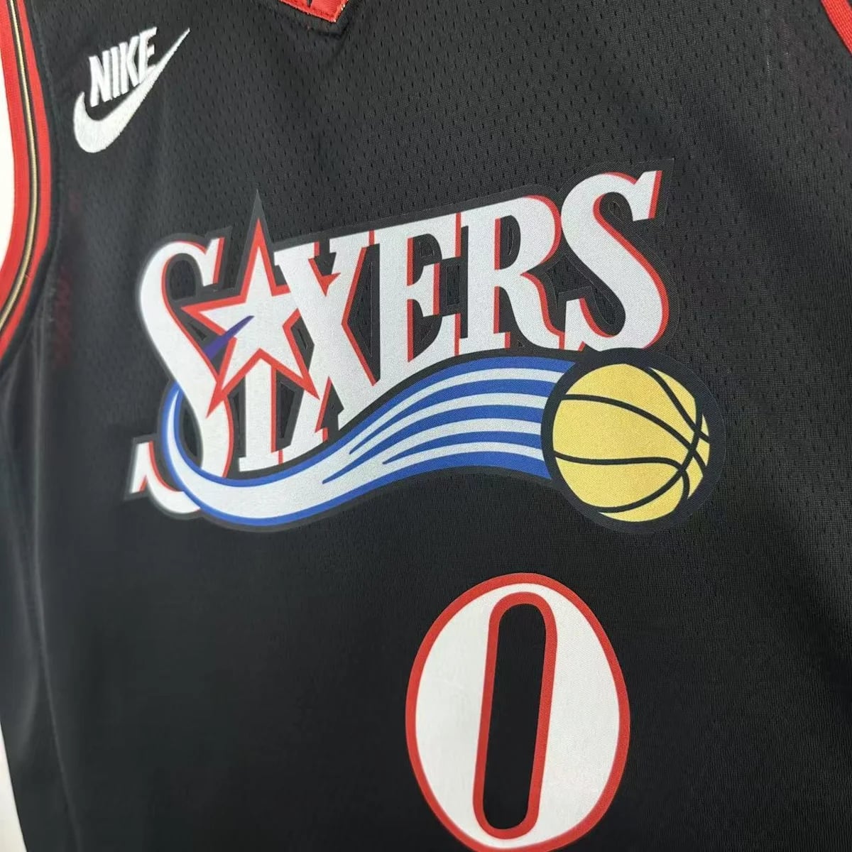 Camisola NBA Philadelphia 76ers Classic Edition Preta 2025/26 - Tyrese Maxey #0 - Vista 3