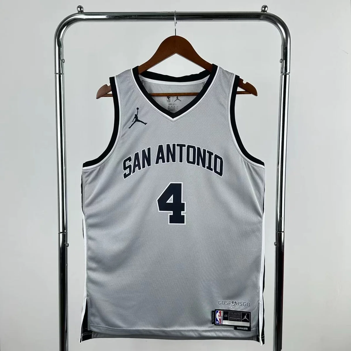 Camisola NBA San Antonio Spurs Statement Edition Cinzenta 2025/26 - De'Aaron Fox #4 - Vista 2