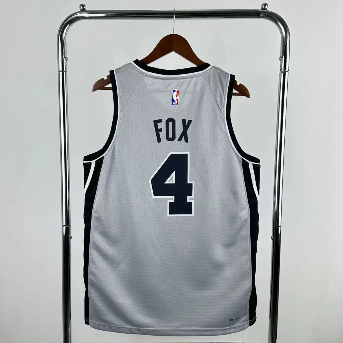 Camisola NBA San Antonio Spurs Statement Edition Cinzenta 2025/26 - De'Aaron Fox #4 - Vista 1