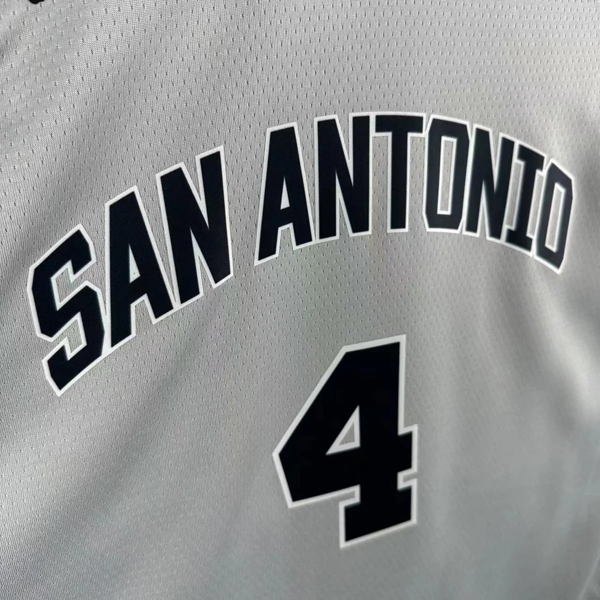 Camisola NBA San Antonio Spurs Statement Edition Cinzenta 2025/26 - De'Aaron Fox #4 - Vista 3
