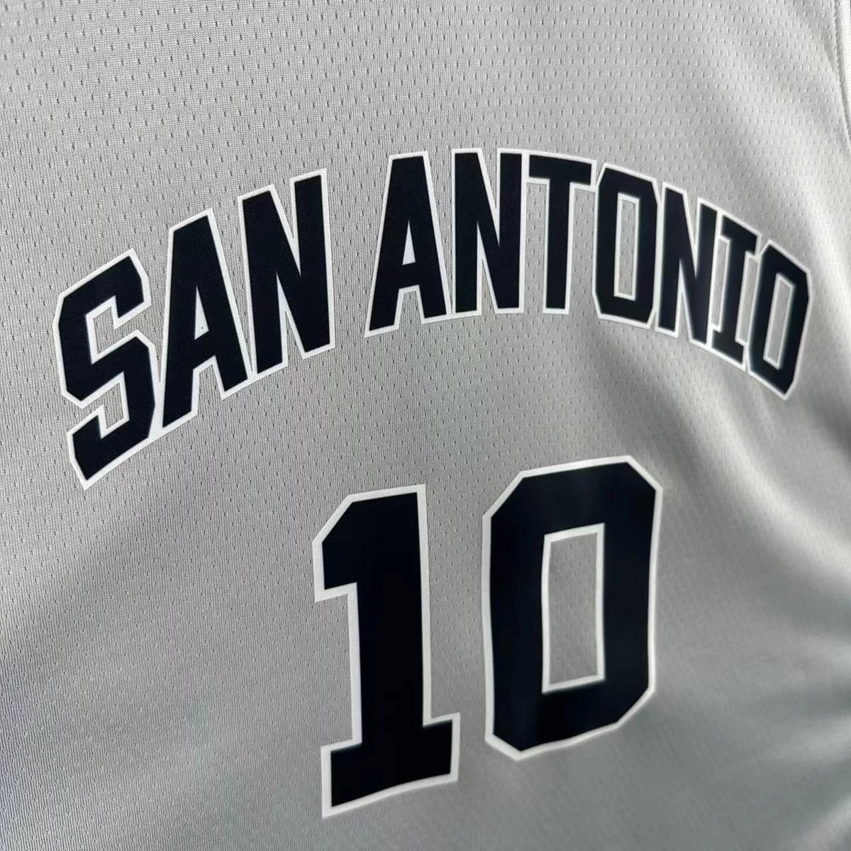 Camisola NBA San Antonio Spurs Statement Edition Cinzenta 2025/26 - Jeremy Sochan #10 - Vista 3