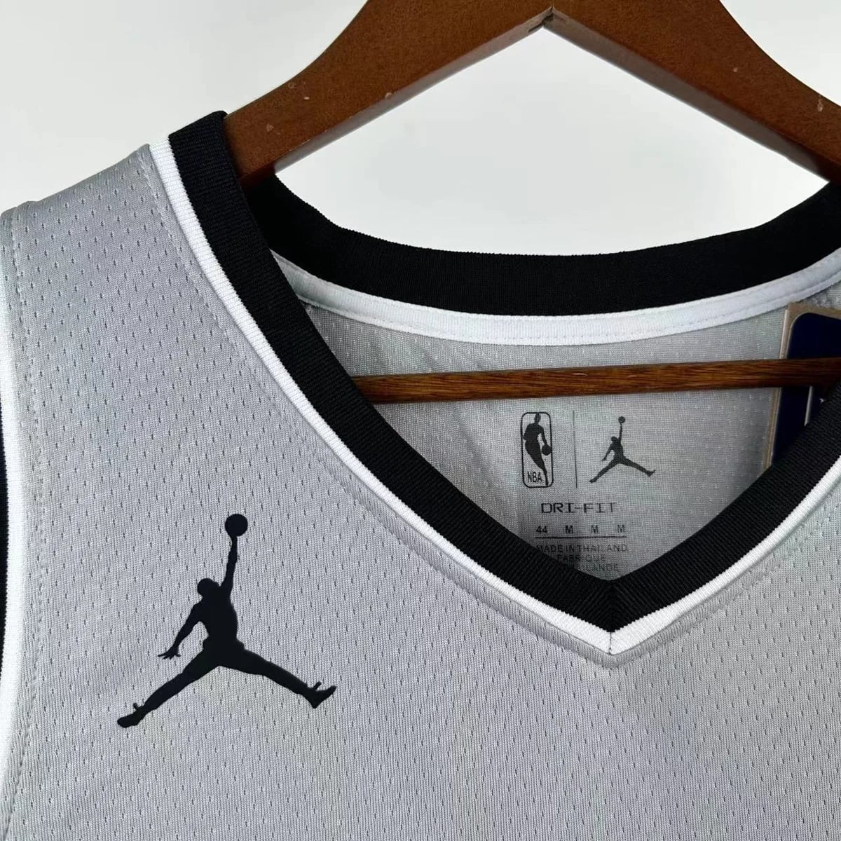 Camisola NBA San Antonio Spurs Statement Edition Cinzenta 2025/26 - Victor Wembanyama #1 - Vista 3